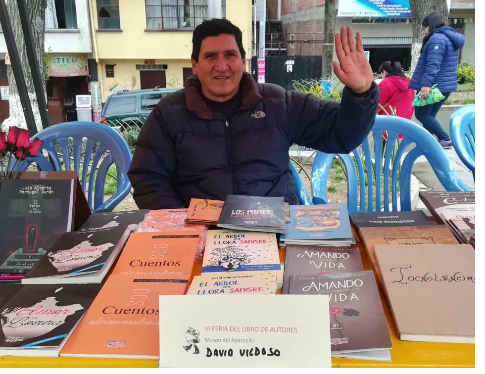 David Vildoso Lemoine en la VI Feria del Libro de Autores, Museo del Aparapita, con sus libros expuestos