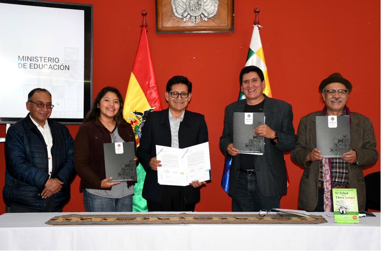 David Vildoso en el Ministerio de Educación de Bolivia recibiendo reconocimiento por su obra literaria