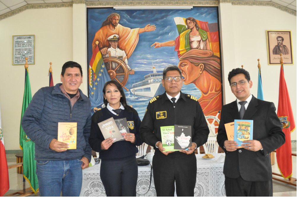 David Vildoso presentando sus libros en una institución naval boliviana
