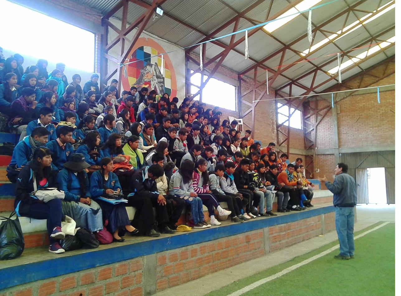 David Vildoso dando una charla a cientos de estudiantes en un gimnasio escolar