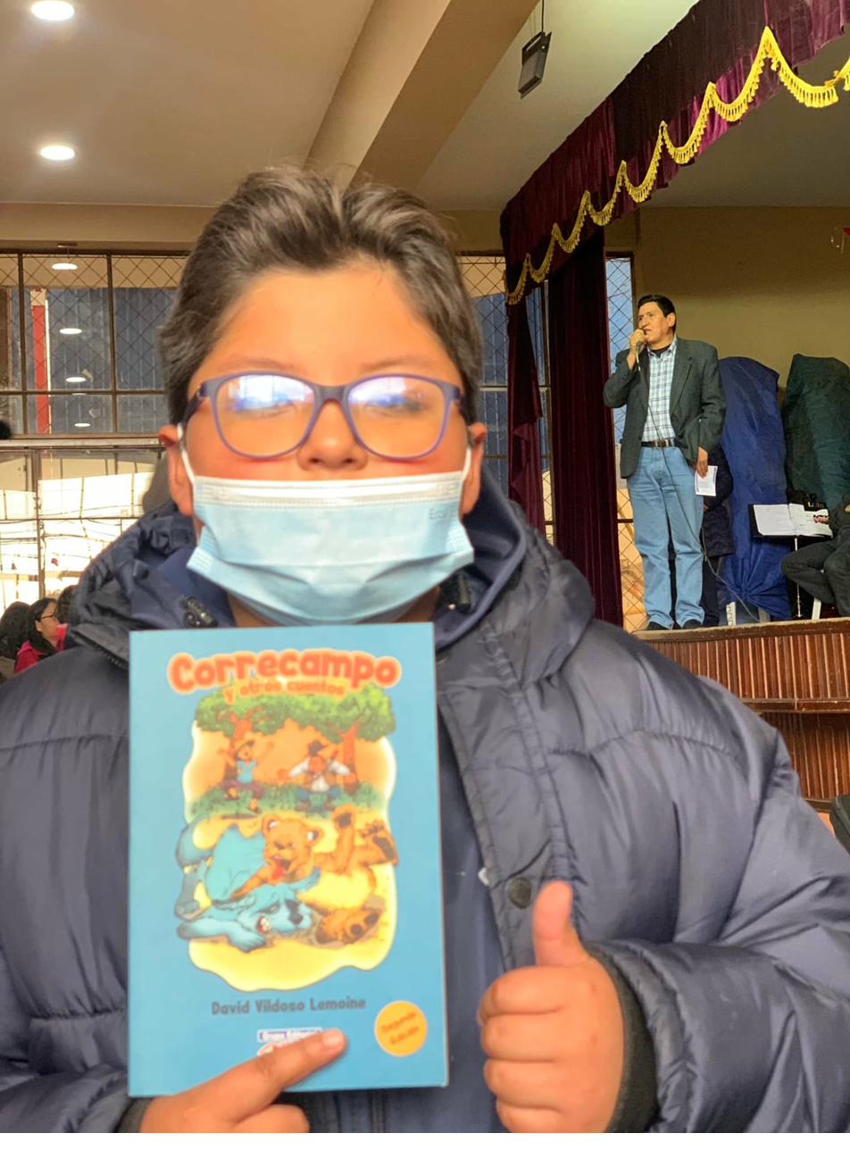 Joven lector con el libro Correcampo de David Vildoso