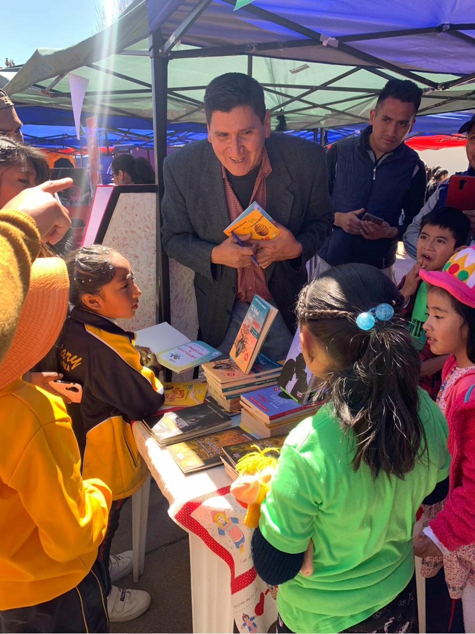 David Vildoso Lemoine rodeado de niños en una feria del libro
