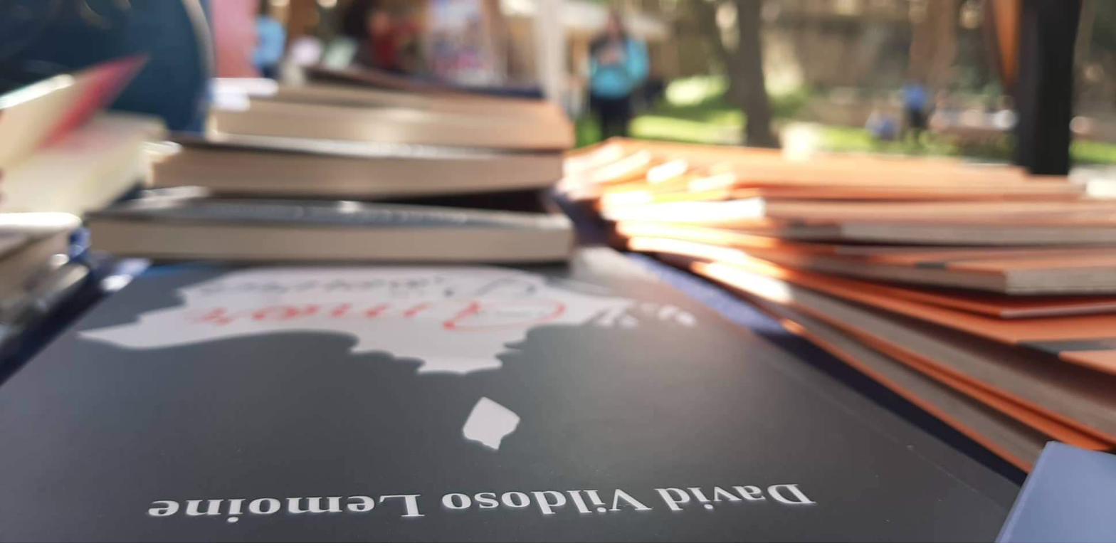 Libros de David Vildoso Lemoine en una feria al aire libre